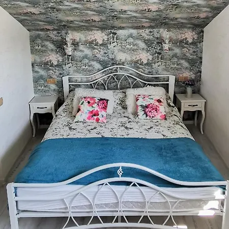 Old Town Apartment *